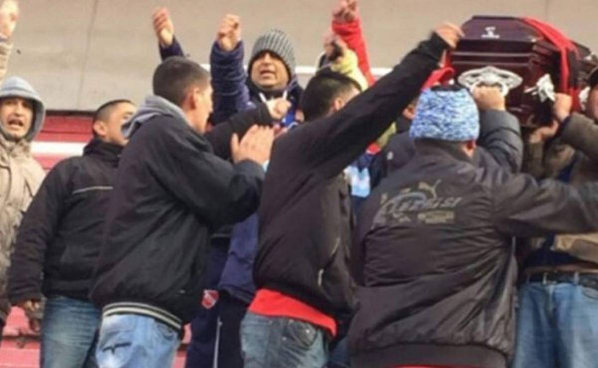 Ultras llevan a campo de Independiente féretro de hincha que sufrió accidente