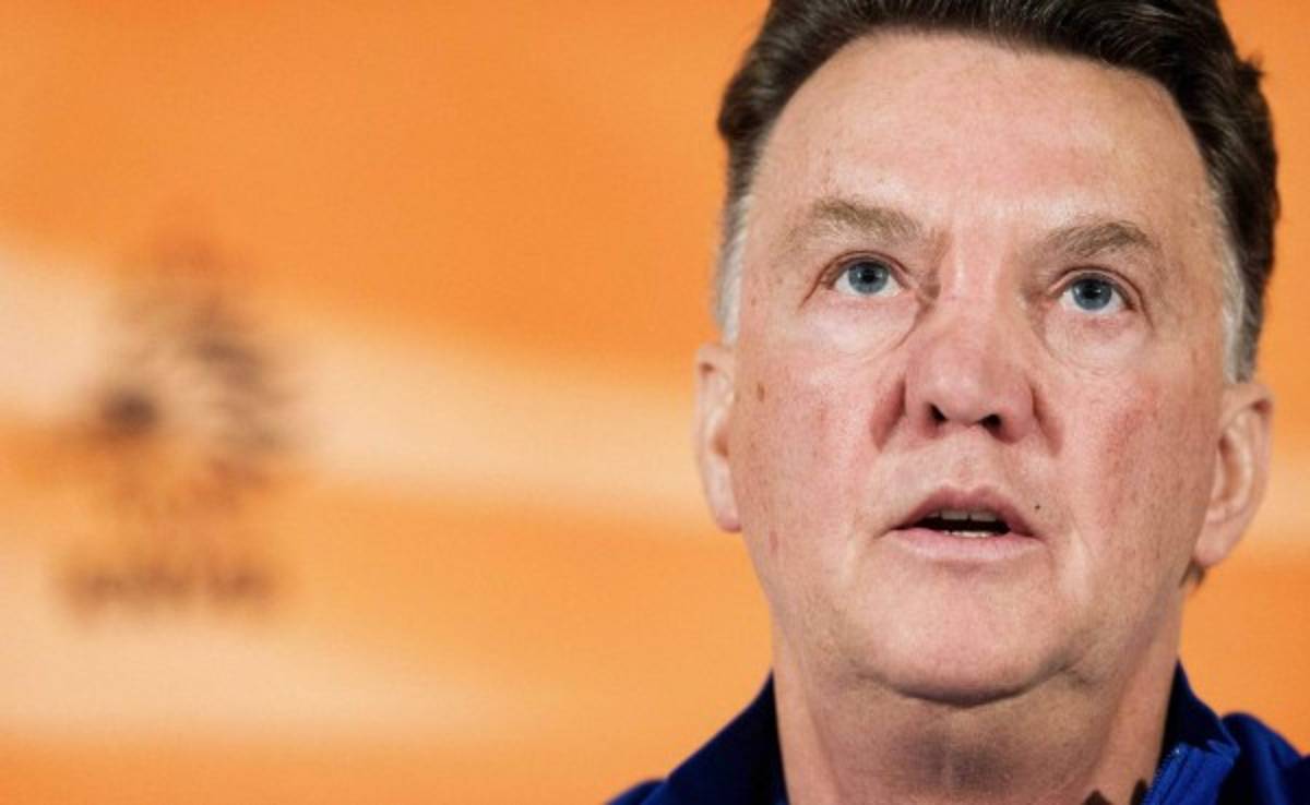 Van Gaal descarta tomar vacaciones y se sumará al Manchester United