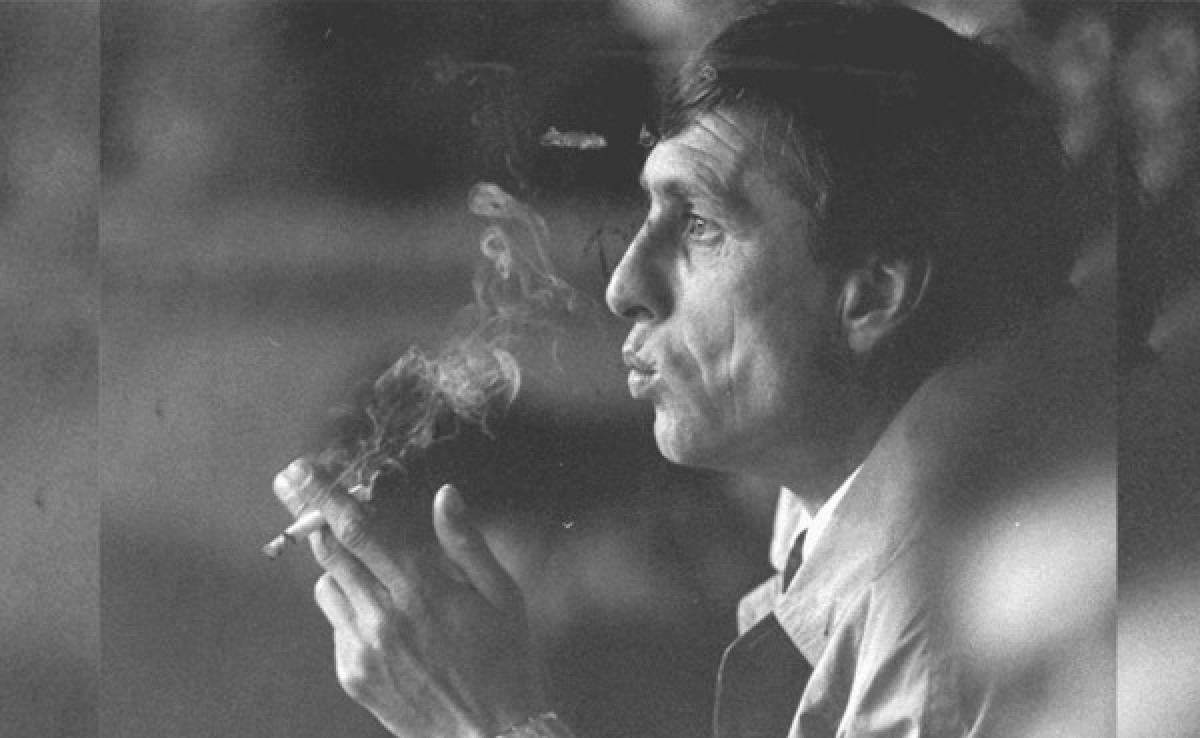Johan Cruyff, un fumador empedernido que ahora padece cáncer de pulmón