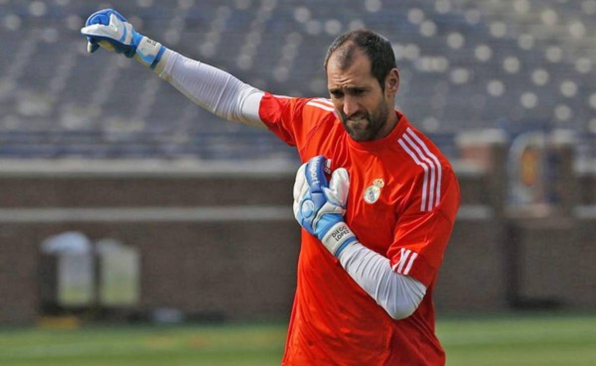 Diego López entrenó solo y con rostro serio hoy en Real Madrid