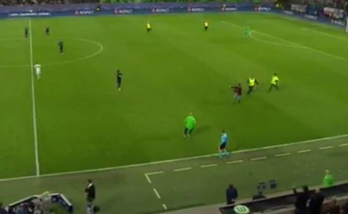 Un espontáneo se metió a la cancha durante el Wolfsburgo-Real Madrid