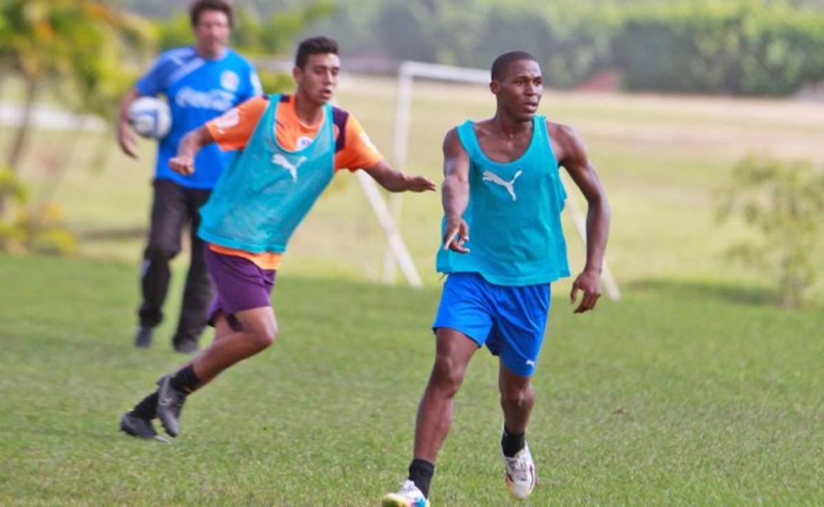 Edgar Flores Crisanto llega al Olimpia a realizar una prueba