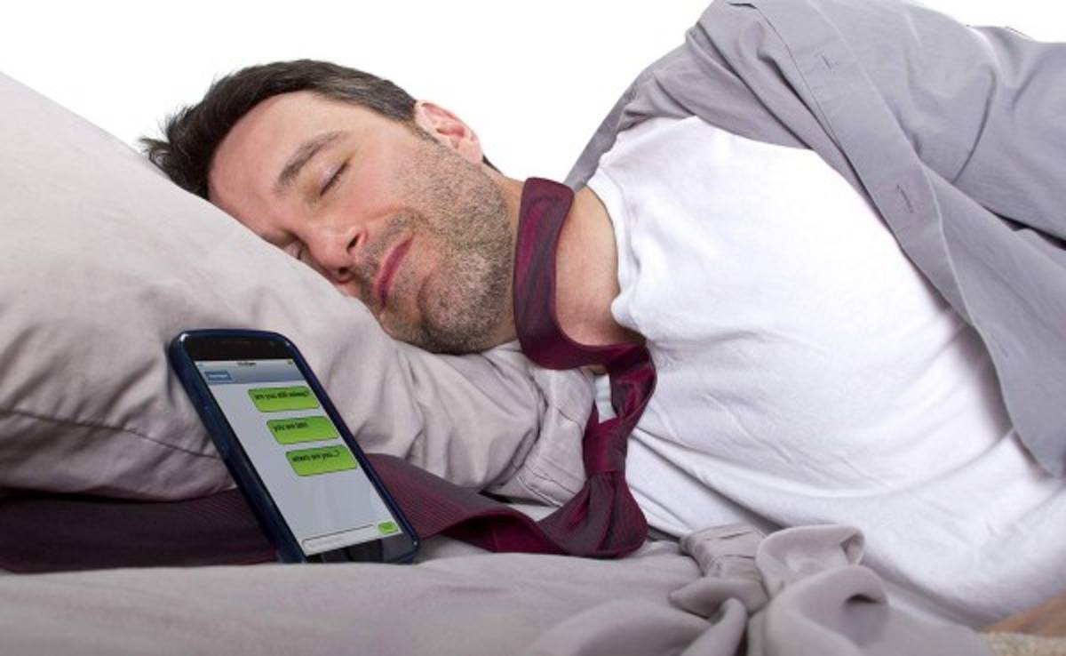 Los problemas que puede traer el dormir con el celular cerca