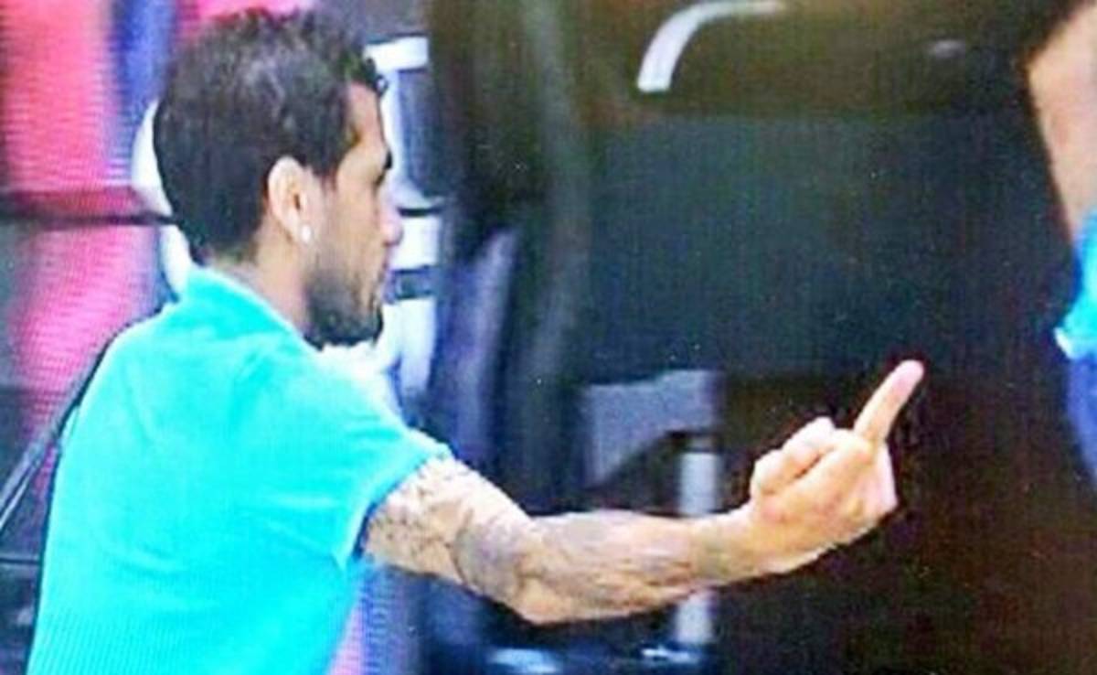 VIDEO: La ofensa del brasileño Dani Alves a un fotógrafo
