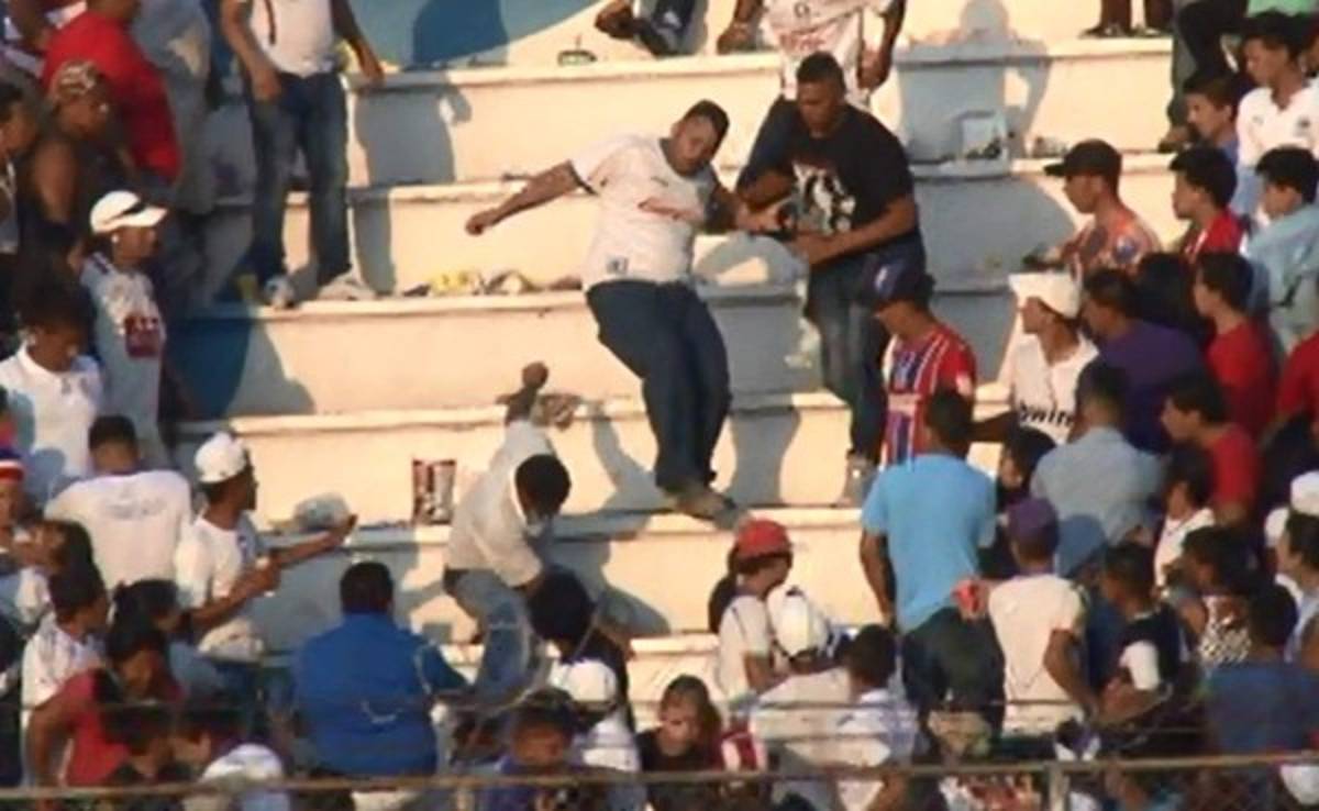 VIDEO: Salvaje golpiza a aficionado en la gradería del estadio Nacional