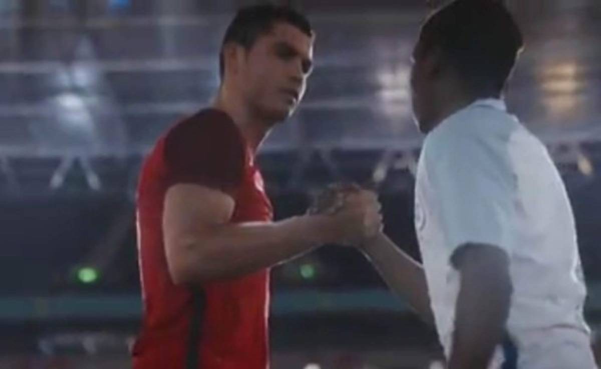 Cristiano Ronaldo cambia su vida de jugador a recogebalones