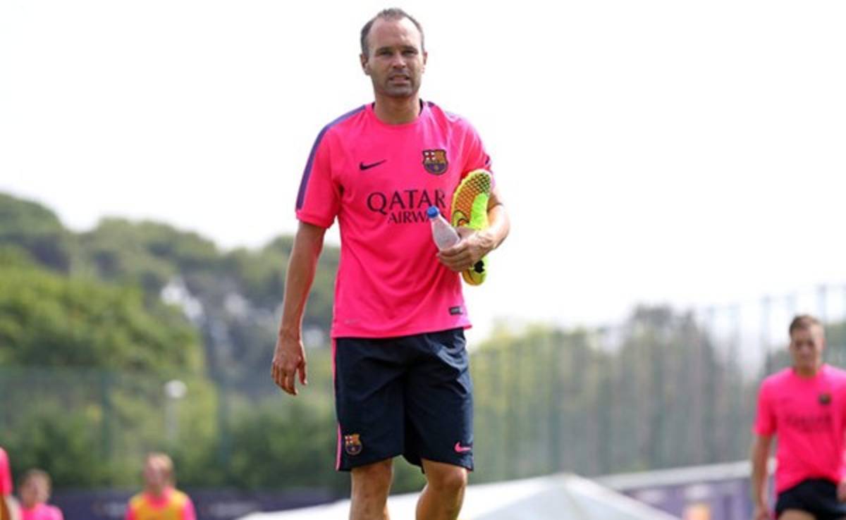 Iniesta recibe el alta médica y está disponible para el Barcelona-PSG