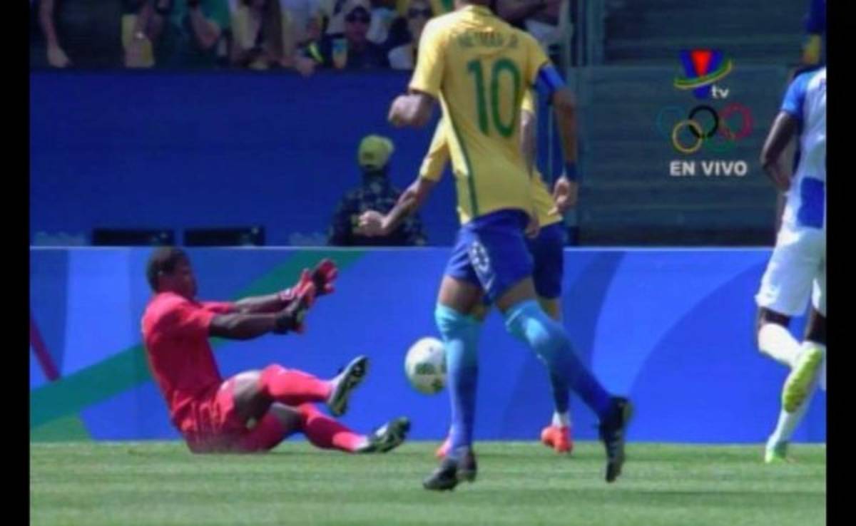 Luis 'Buba' López le quita a Luan de los pies el segundo de Brasil