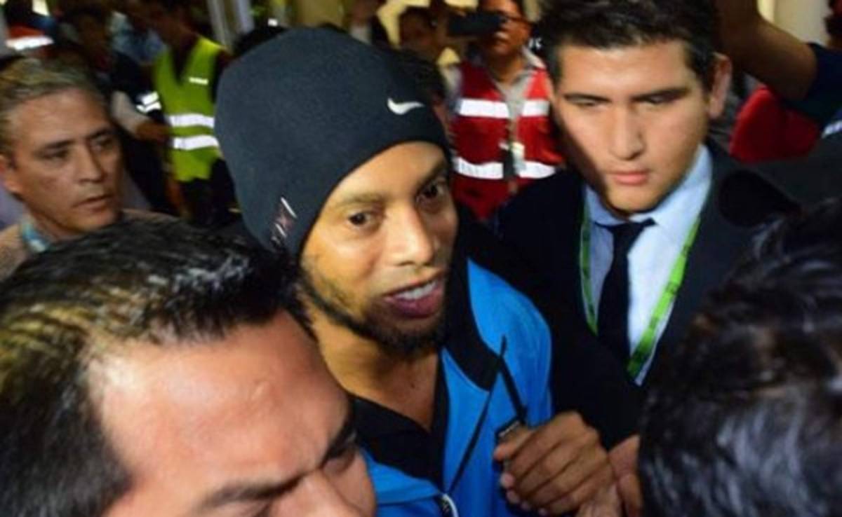 VIDEO: Aficionado del Querétaro intentó robarle el gorro a Ronaldinho