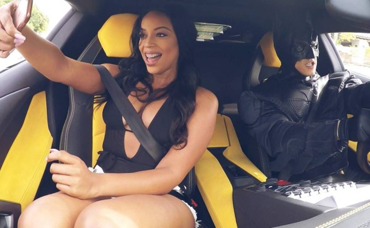 Llaman a UBER y los llega a traer Batman en un Lamborgini