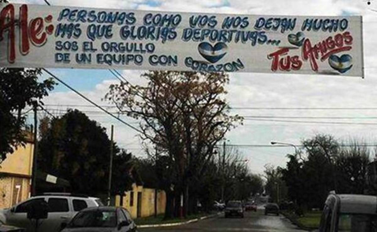 Con pancarta esperan a Alejandro Sabella en su barrio en Argentina