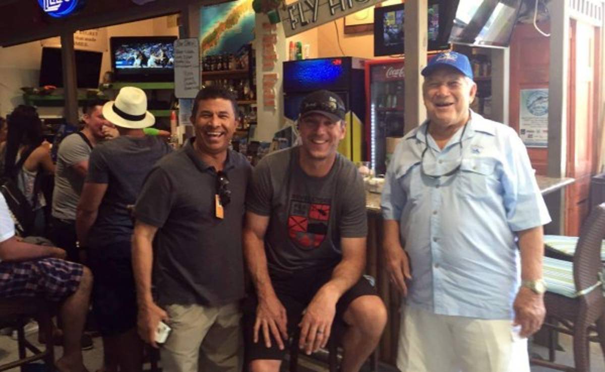 Ex estrella de la NFL disfrutó sus vacaciones en Roatán