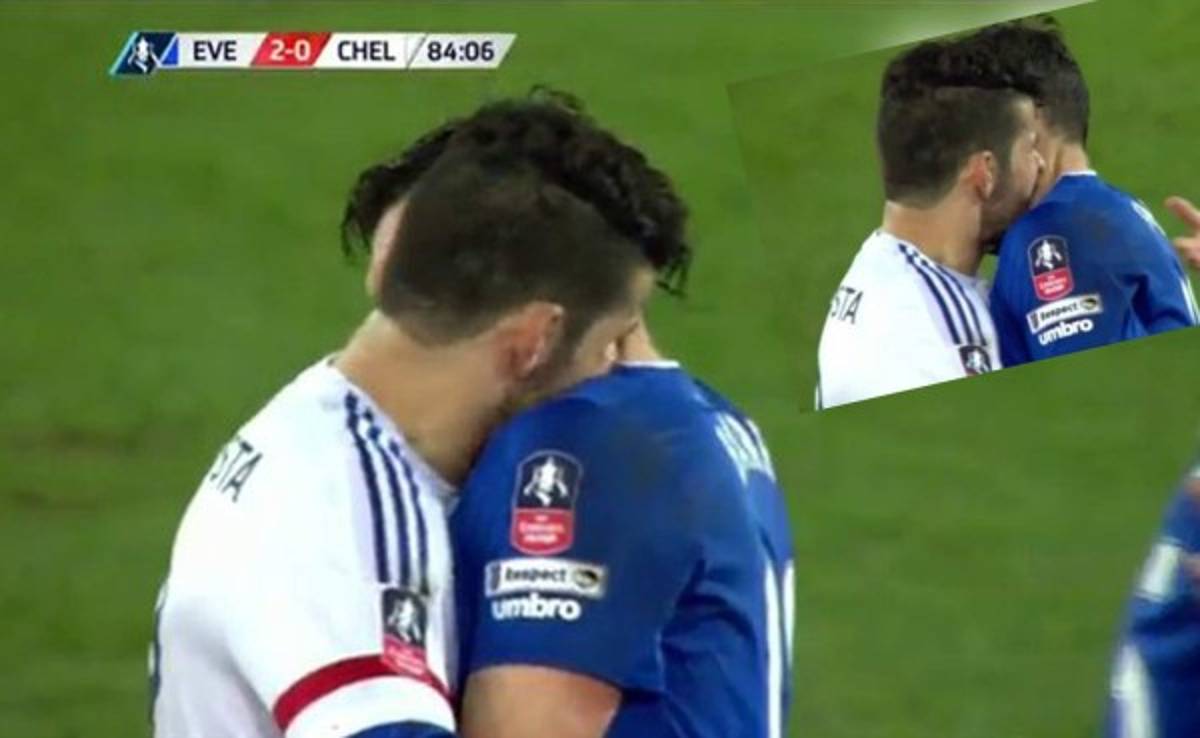 VIDEO: Diego Costa intentó morder a un jugador del Everton