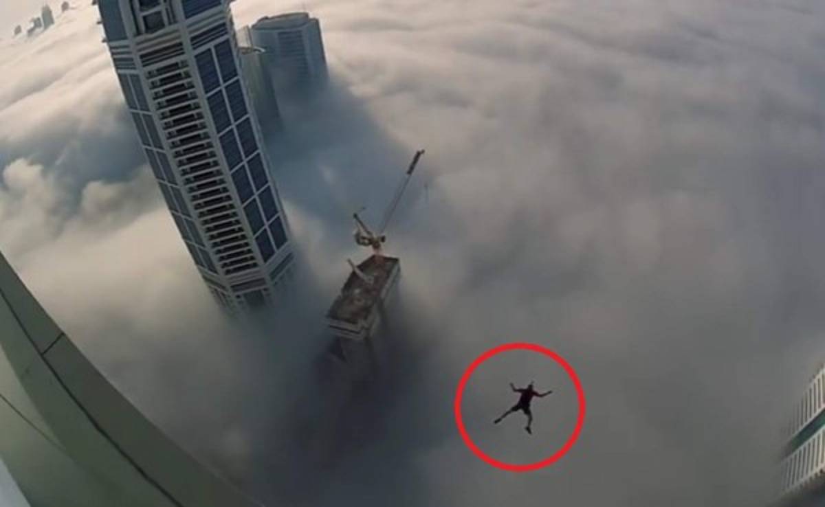 VIDEO: Se lanza en paracaídas teniendo nula visibilidad