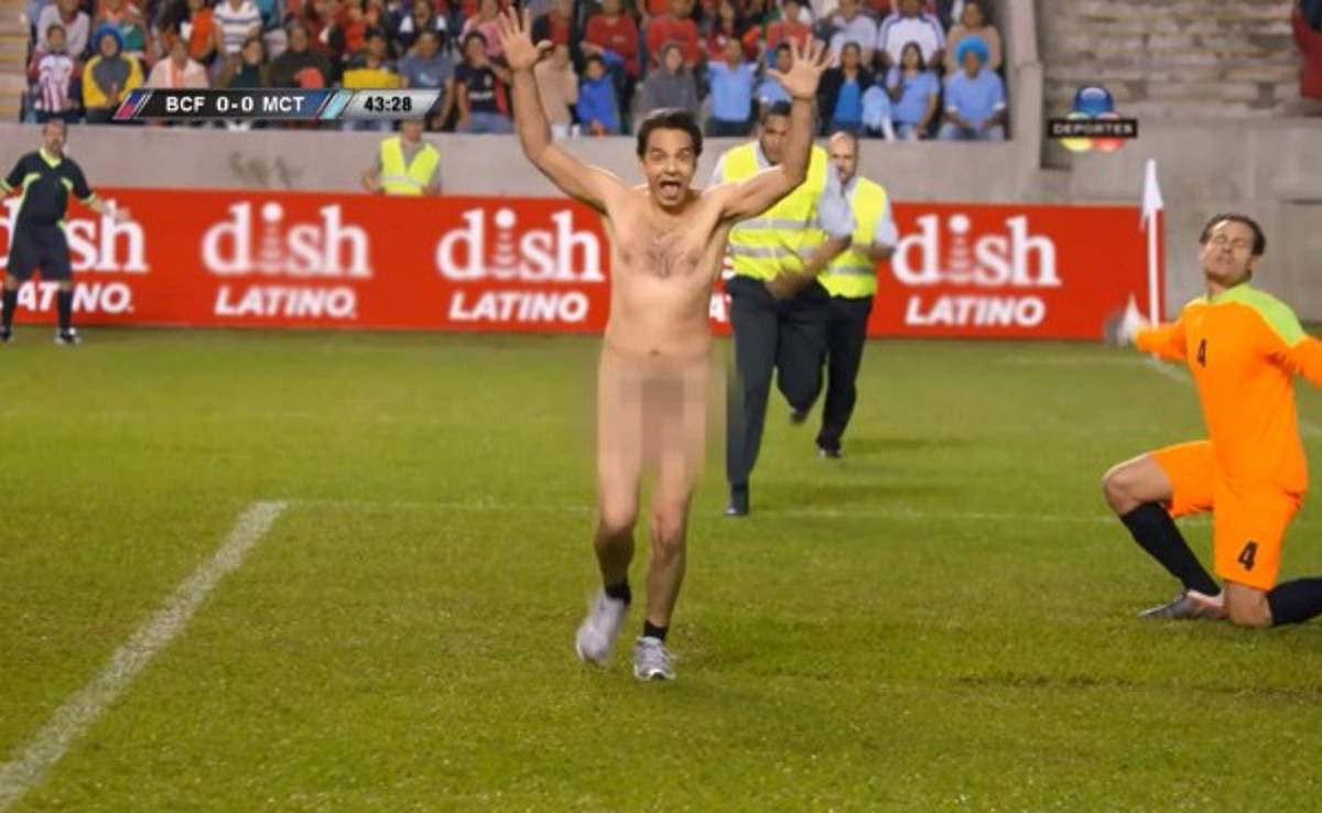 VIDEO: El mexicano Eugenio Derbez irrumpe desnudo partido de fútbol