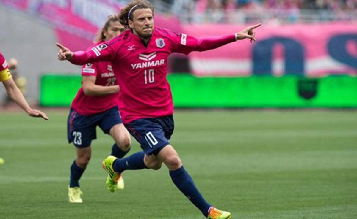 Diego Forlán se ofrece a jugar en la Premier League