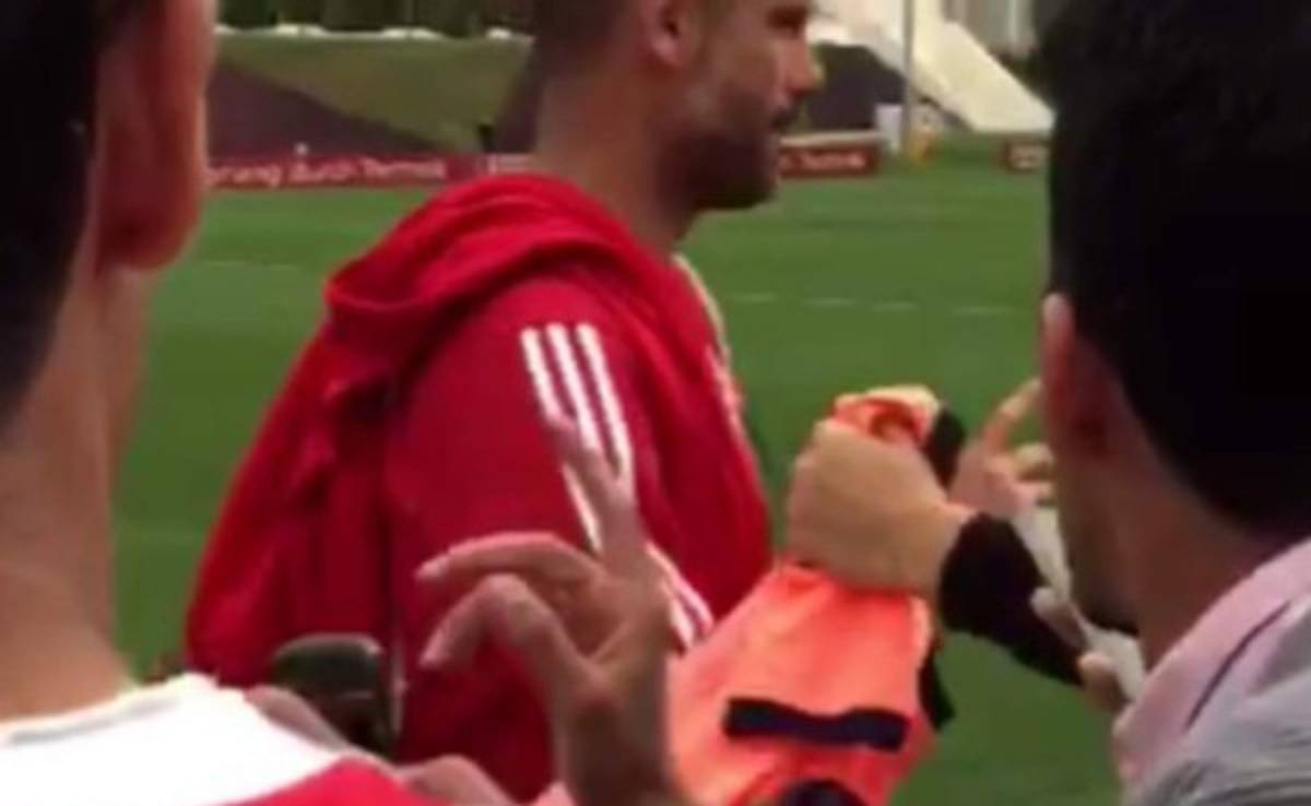 VIDEO: Pep Guardiola se negó a firmar una camiseta del Barcelona