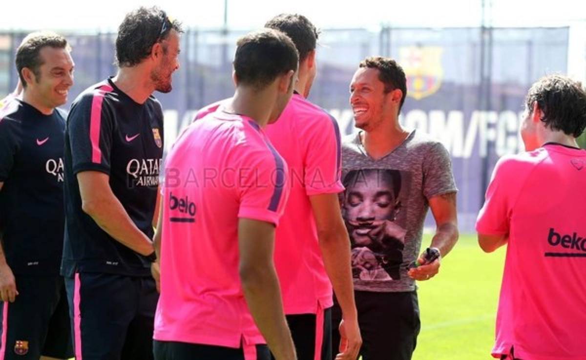 Adriano Correia visita a sus compañeros en el entrenamiento