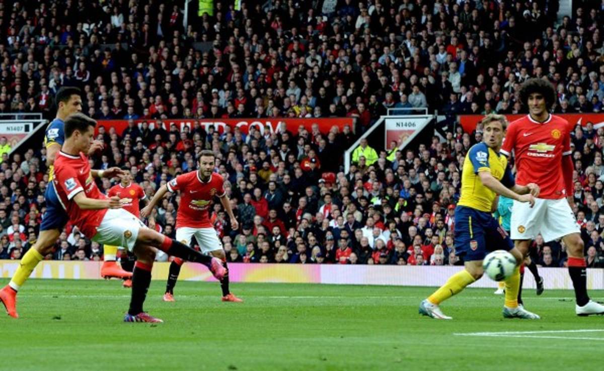 Arsenal le empata a Manchester United y se aferra a la Champions