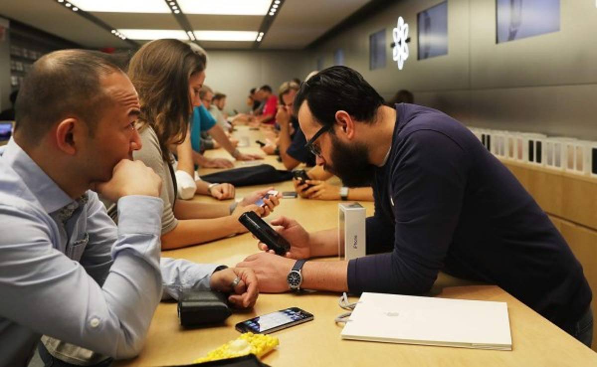 Clientes frustrados deja el primer día de venta del iPhone 7