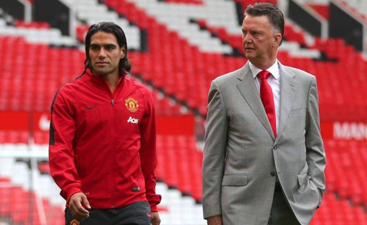 Van Gaal: 'Le dije adiós a Welbeck y Chicharito, ahora debo hablar con Falcao'