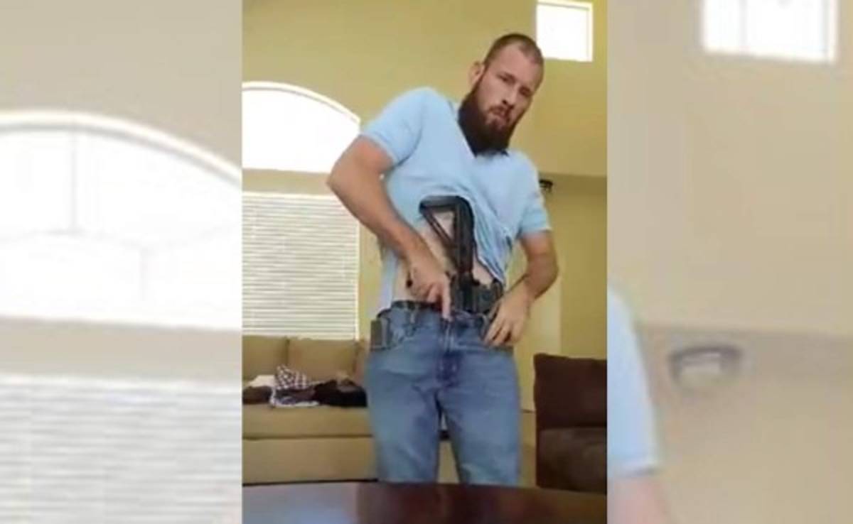 Hombre muestra lo fácil de esconder un arma de grueso calibre en su cuerpo