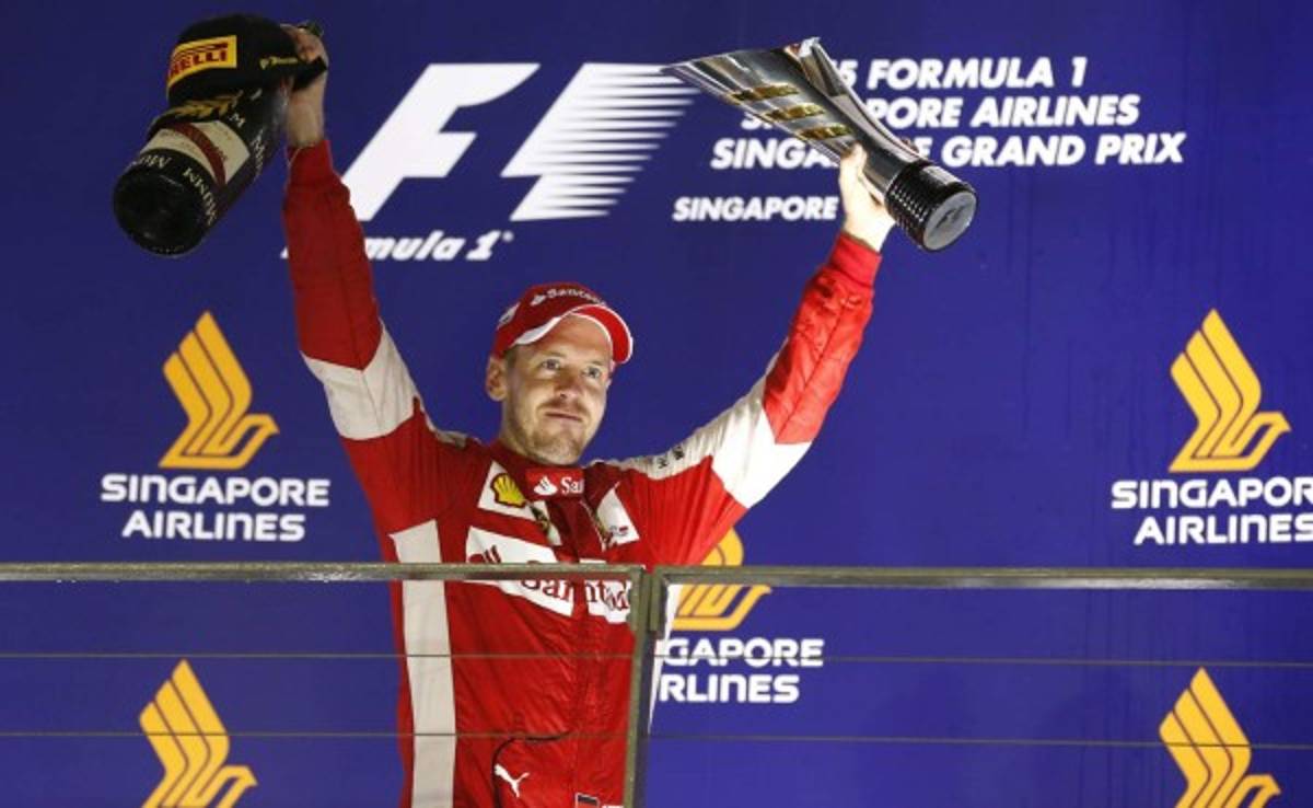 Sebastian Vettel triunfa en Singapur y Lewis Hamilton abandonó