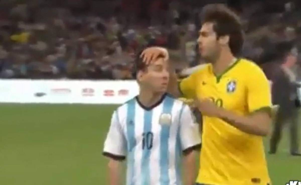VIDEO: Messi desprecia el gesto de Kaká al final del Brasil-Argentina