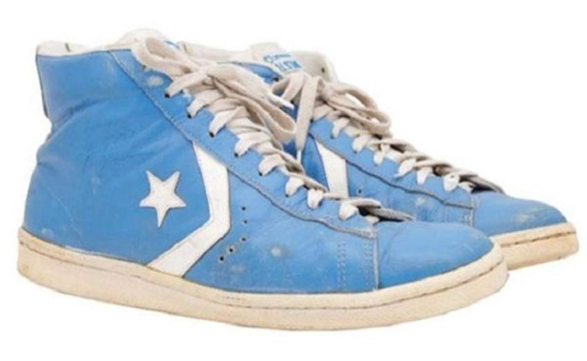 Pagan más de 33 mil dólares por tenis que Michael Jordan usó de jugador