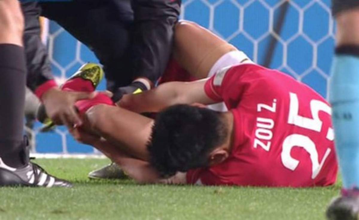 VIDEO: La escalofriante lesión de un jugador chino en el partido contra Barcelona