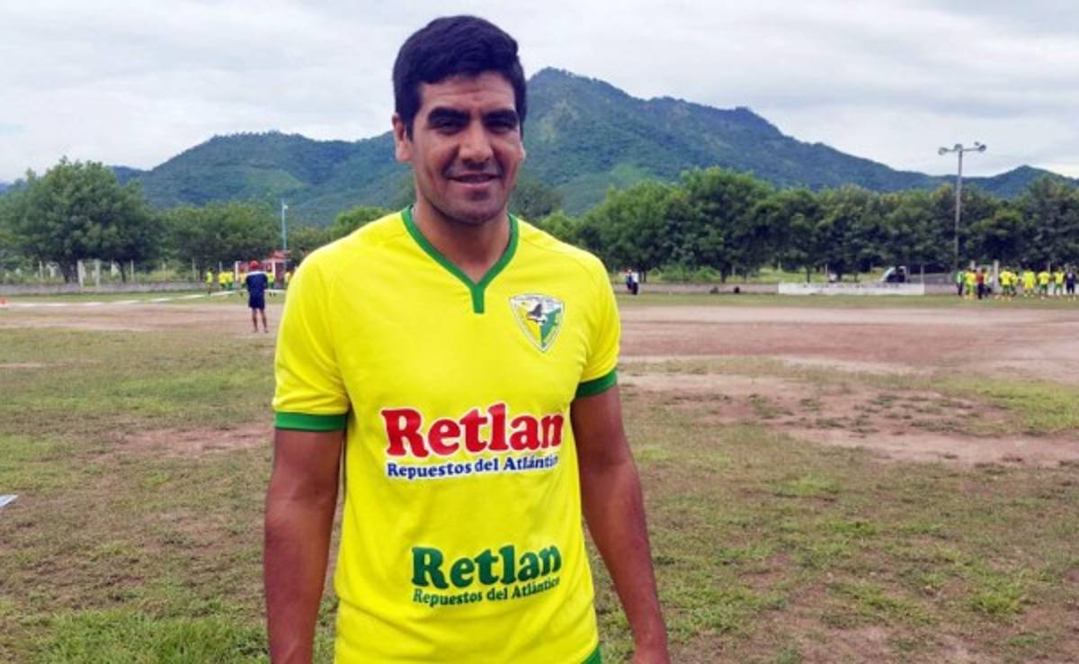 Uruguayo Carlos Ramírez se pone la camisa de Social Sol