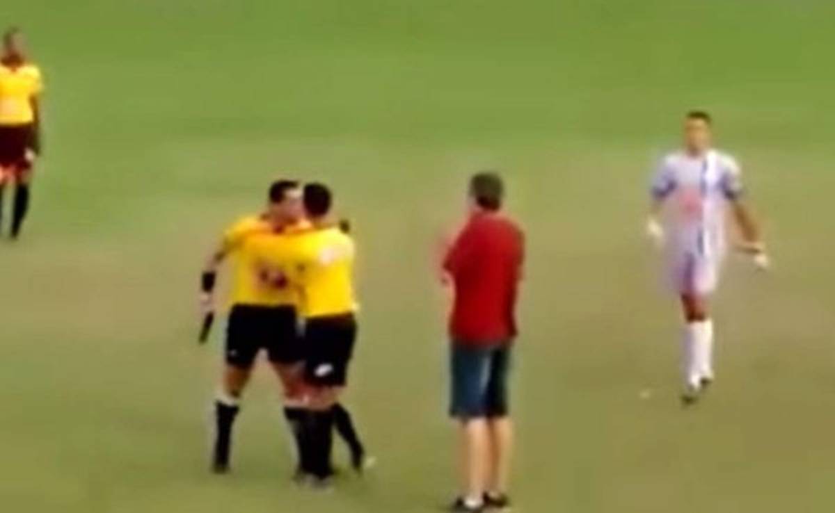VIDEO: Un árbitro brasileño amenazó a los futbolistas con pistola en mano ﻿