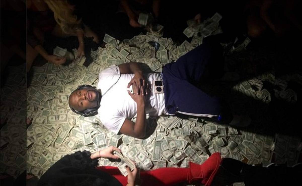Floyd Mayweather monta un club de striptease en su casa