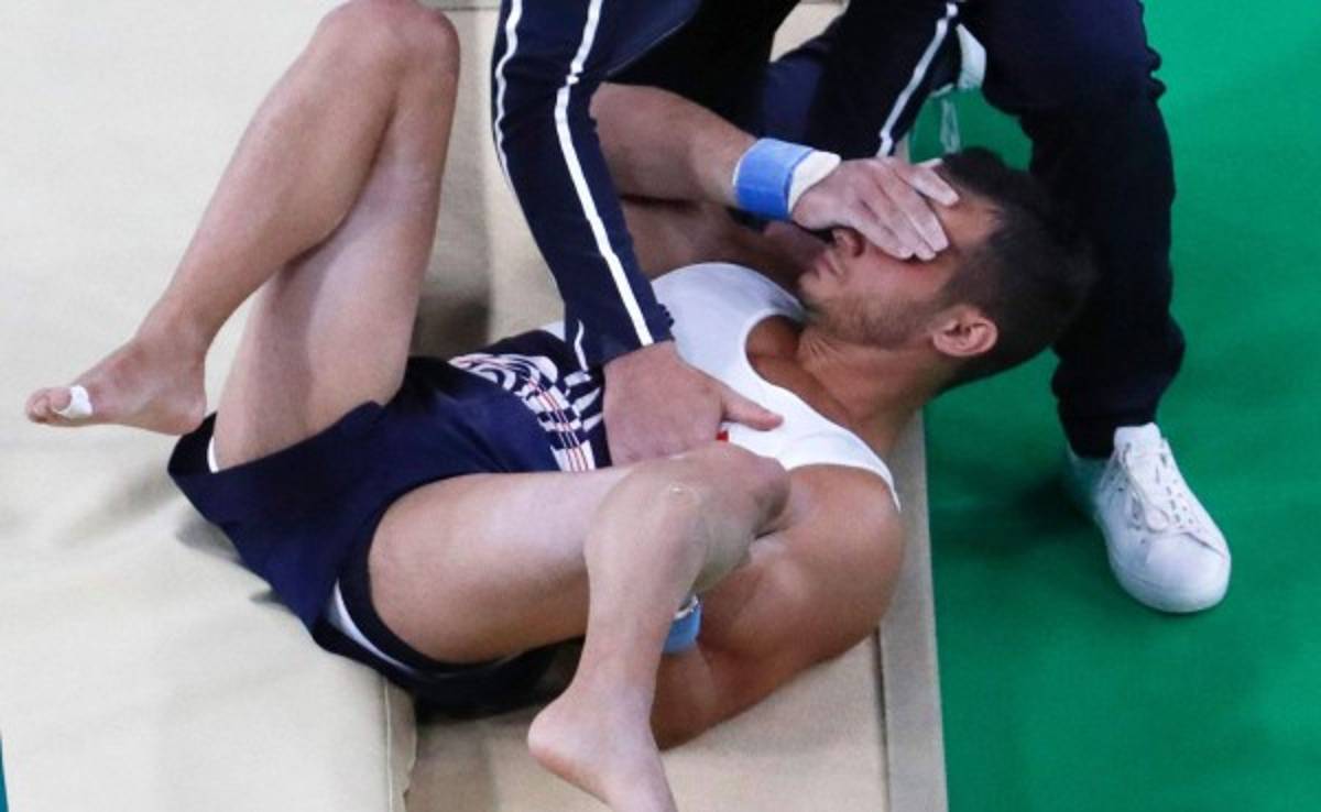 VIDEO: Horrible lesión de gimnasta francés conmociona a Río 2016