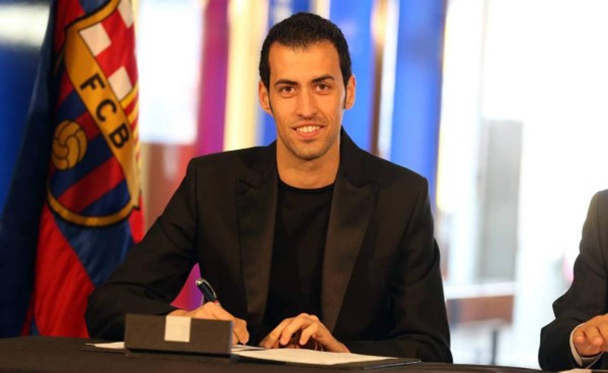 Busquets amplía su contrato cinco temporadas más en el Barcelona