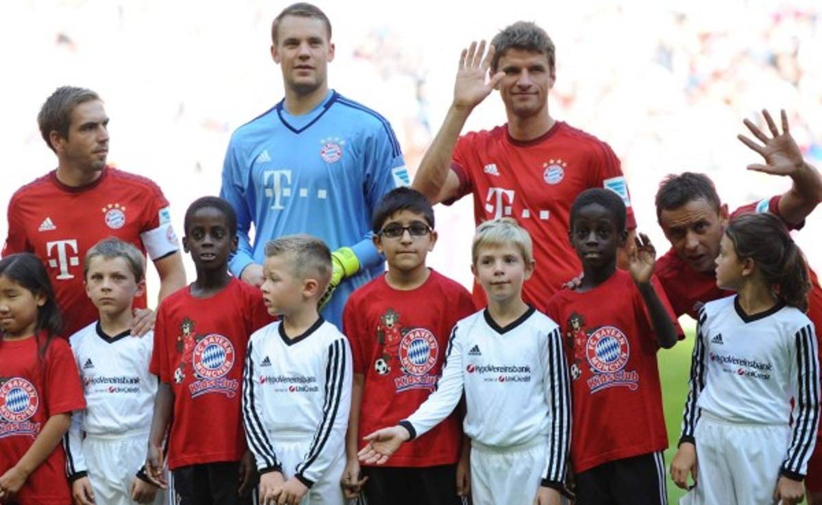 Bayern Munich se solidarizó con niños refugiados y los llevó al campo