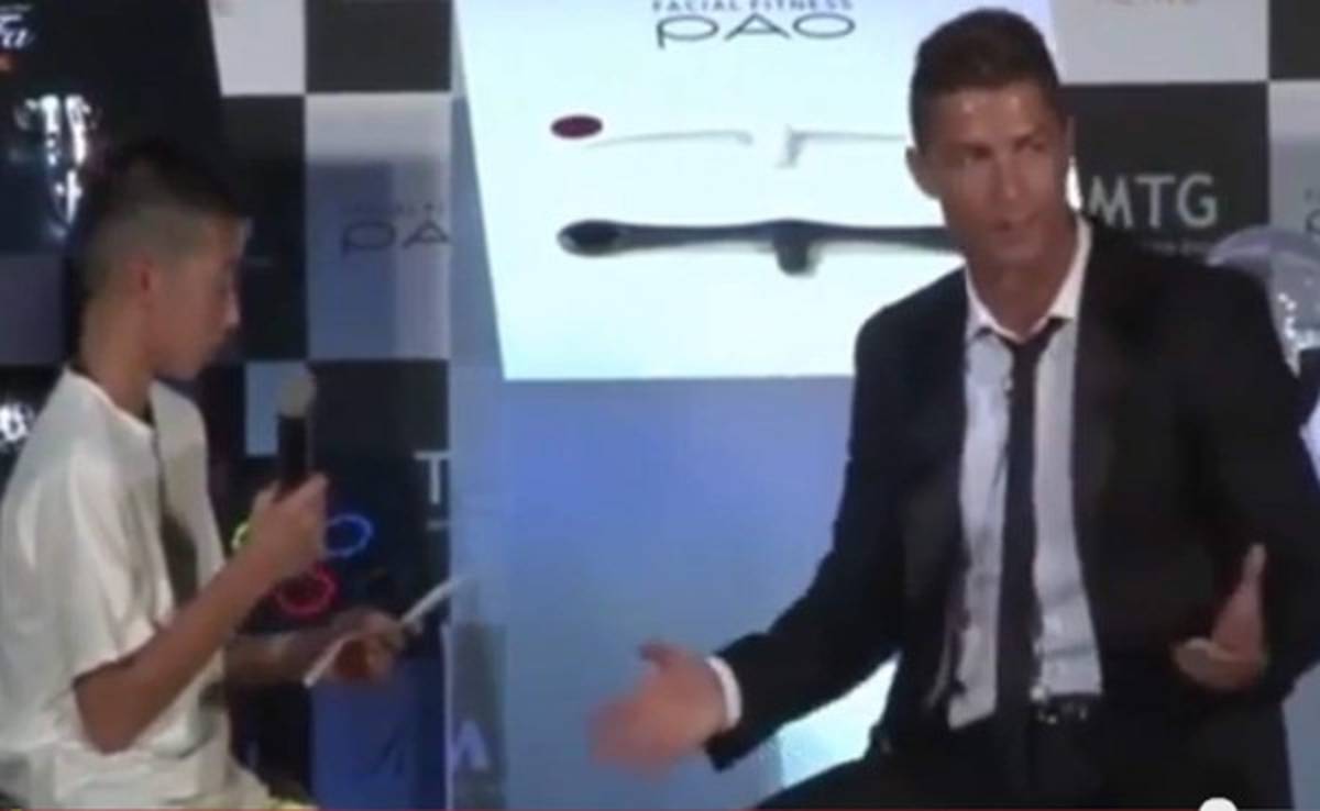 VIDEO: Cristiano Ronaldo defiende de las burlas a un niño japonés