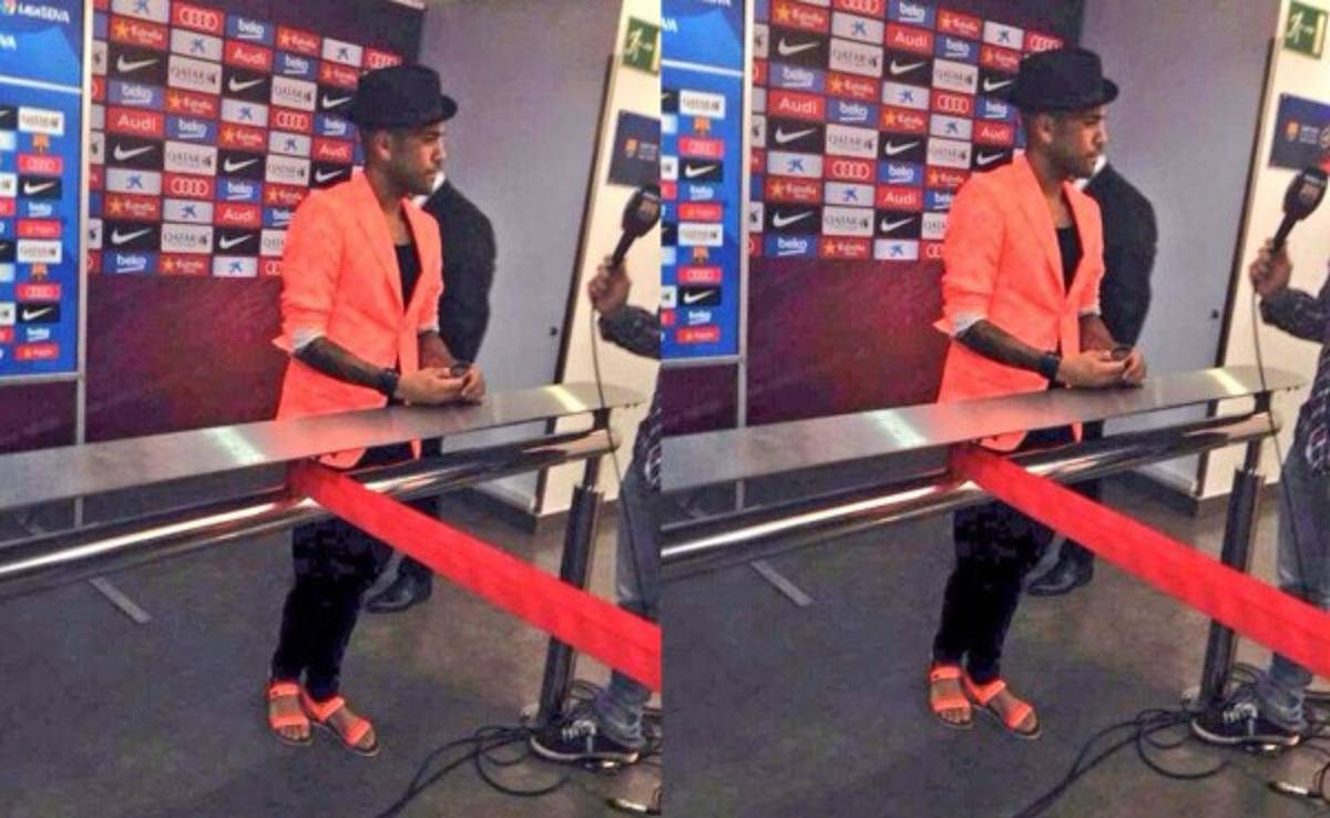 El extravagante look de Dani Alves en el Camp Nou