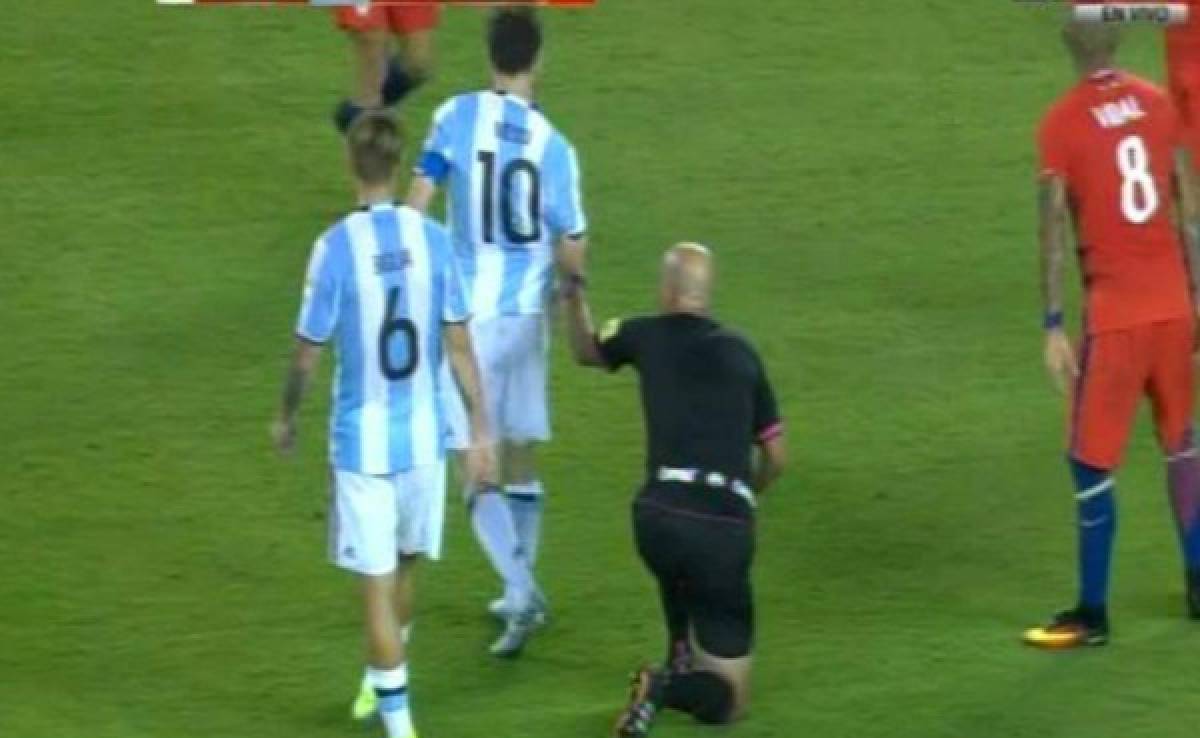 Lionel Messi y su indiferencia tras la caída del árbitro Heber Lopes