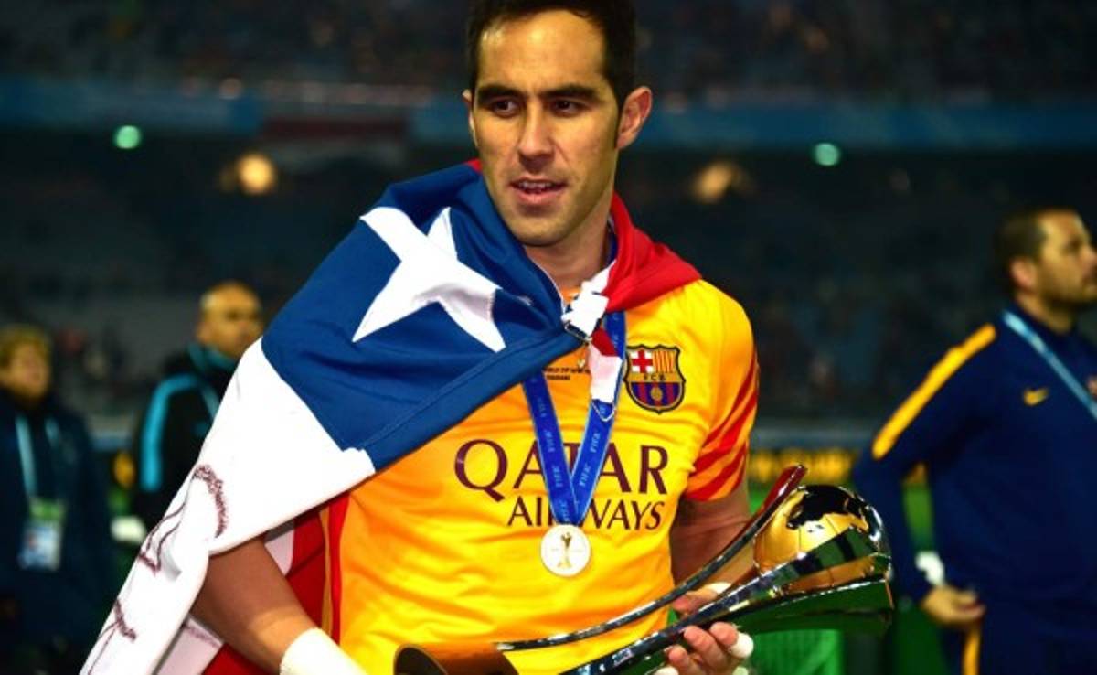 Claudio Bravo, elegido mejor futbolista del año por prensa deportiva chilena