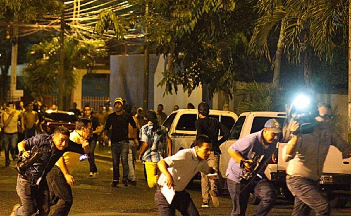 Zafarrancho entre barra del Real España y policía en el Morazán