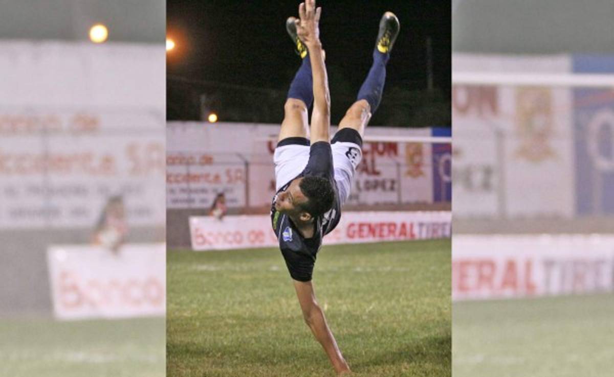 VIDEO: Tejeda cumplió su promesa a DIEZ de celebrar un gol bailando break dance