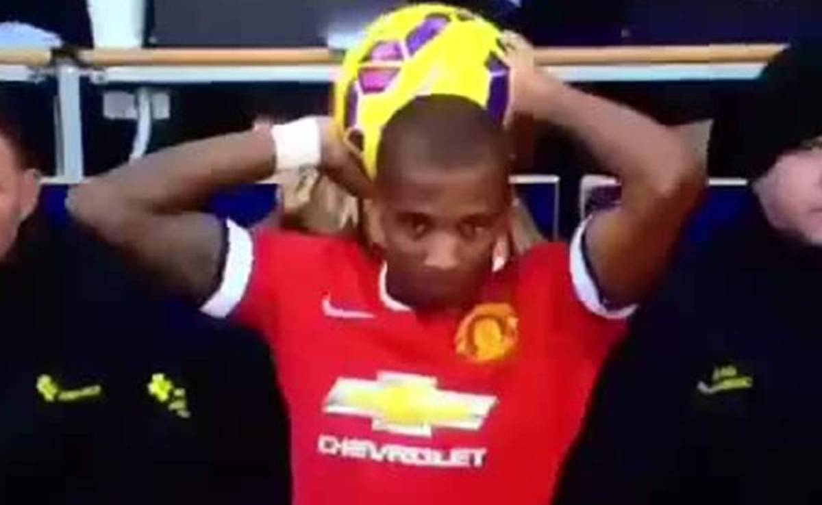 VIDEO: Ashley Young protagoniza blooper en saque de banda ante el Tottenham