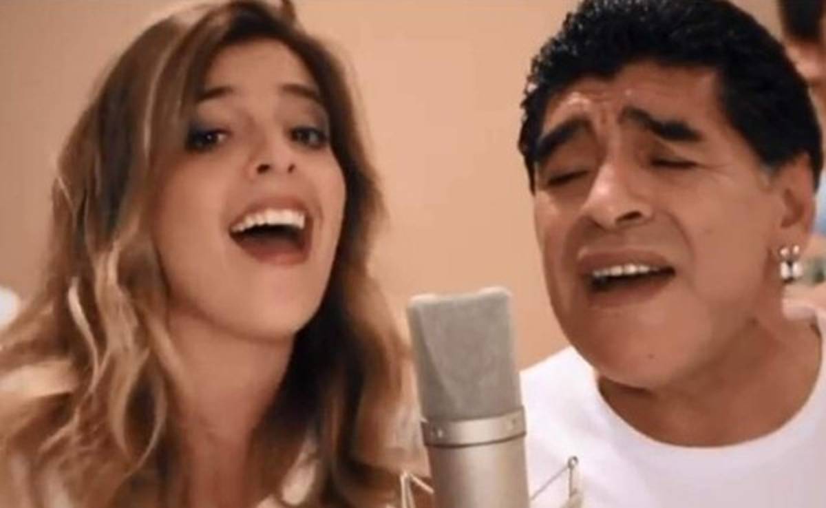 VIDEO: Diego Maradona y su hija le cantan al Mundial