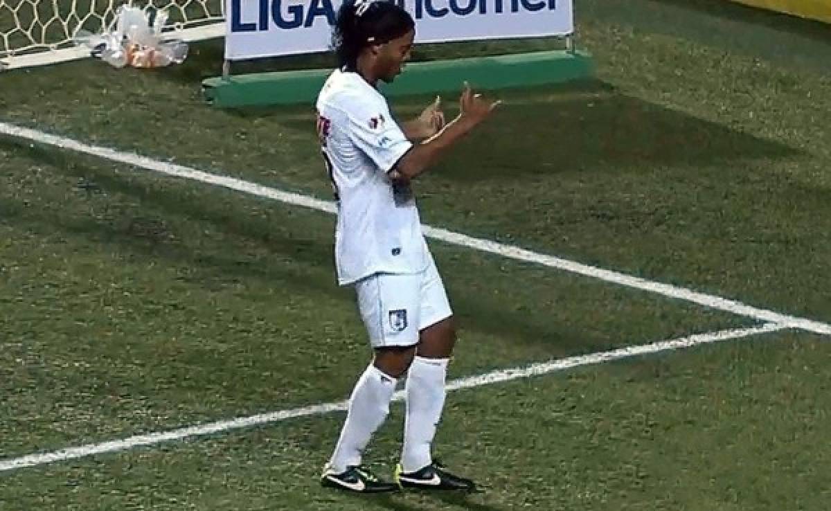 VIDEO: Ronaldinho anota su tercer gol en México y lo celebra con bailecito