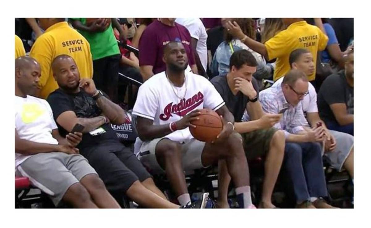 VIDEO: La brillante canasta de LeBron James cuando estaba sentado