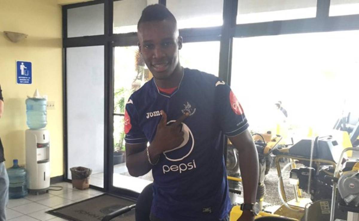 Motagua presenta de forma oficial a Rubilio Castillo; firmó por dos años