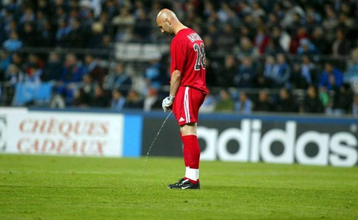 top-12-futbolistas-que-convirtieron-la-cancha-en-un-ba-o-p-blico
