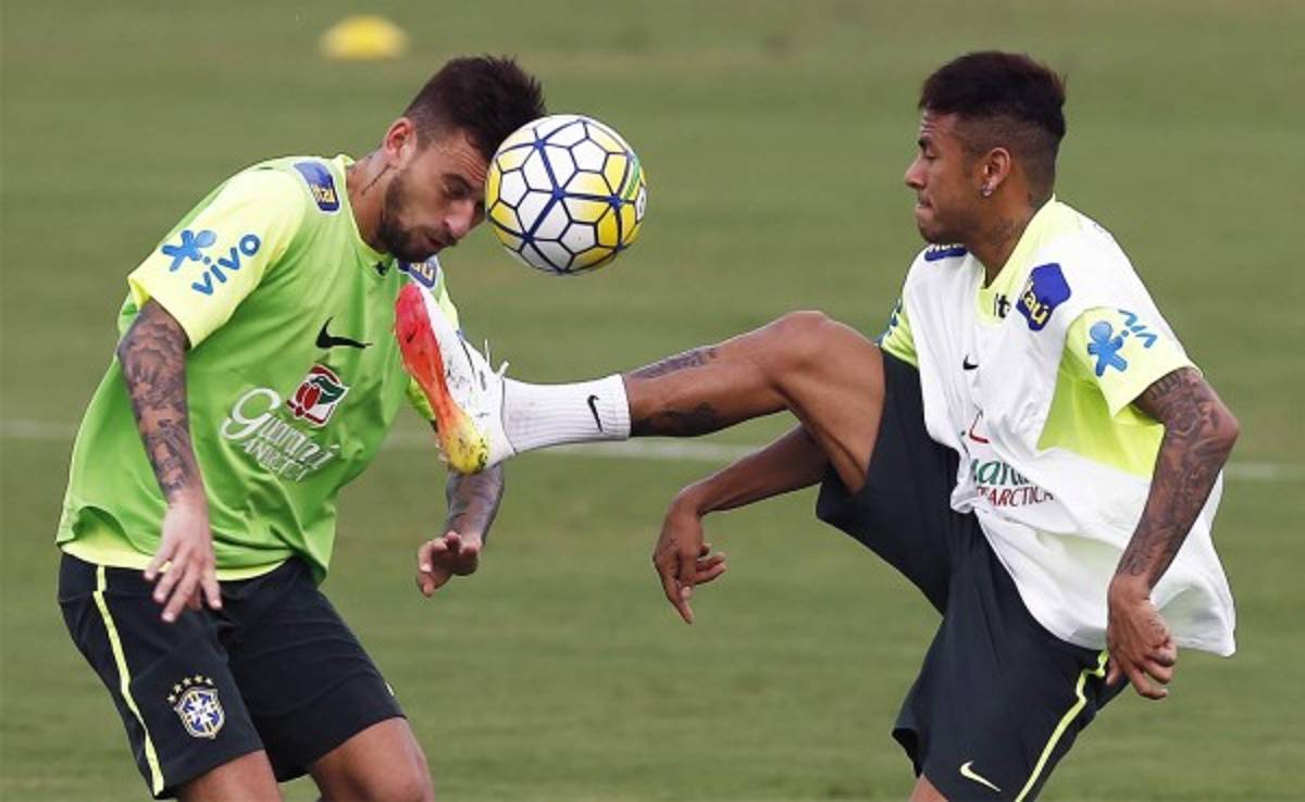 Neymar se entrena con normalidad pese a sufrir molestias musculares