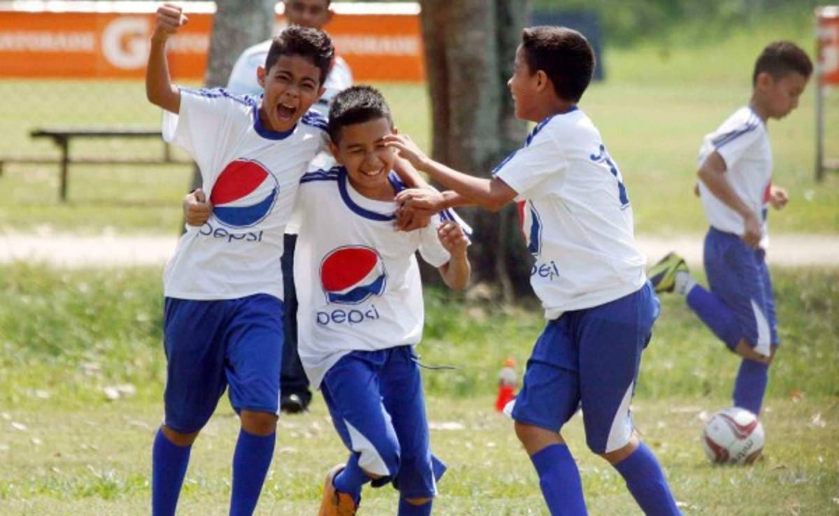 Escuela Miguel Paz Barahona se clasifica goleando en Copa Gatorade